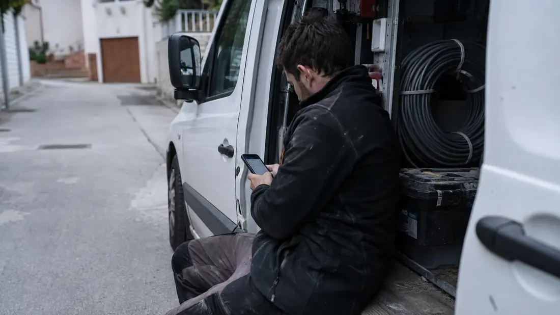 Autónomo facturando desde la puerta de su furgoneta